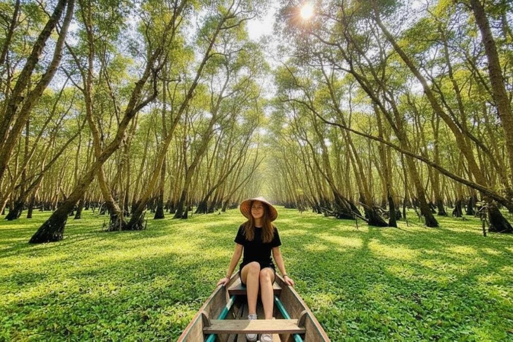 H&ograve;a m&igrave;nh c&ugrave;ng thi&ecirc;n nhi&ecirc;n đầy thanh b&igrave;nh tại rừng tr&agrave;m Tr&agrave; Sư.